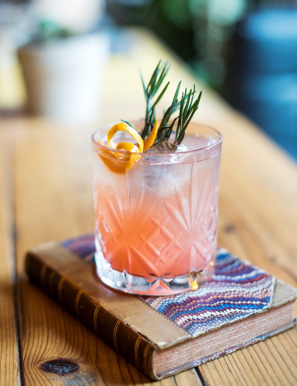 Blended alcoholic aperitif cocktail